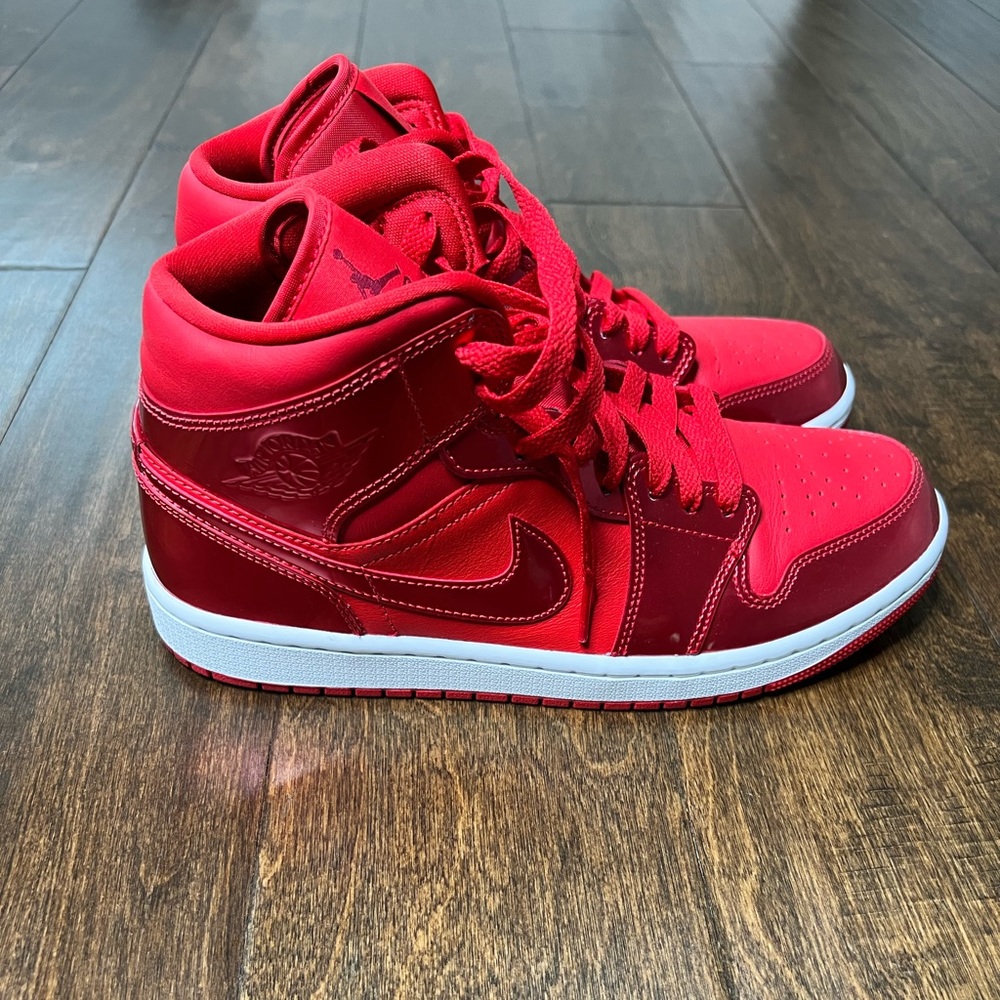BRAND NEW UNIVERSITY RED/POMEGRANATE MIDS 1S